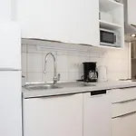 Apartment Pretty 2bdr With Terrace, With 2 Bathrooms, 41 *