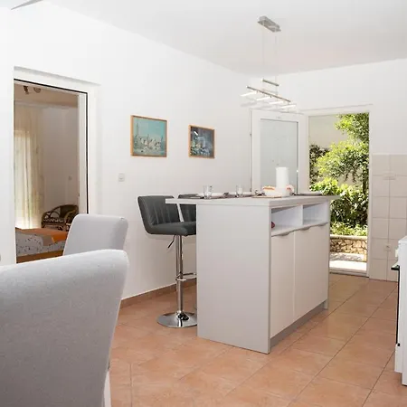 Pretty 2bdr With Terrace, With 2 Bathrooms, 41 * ראבץ