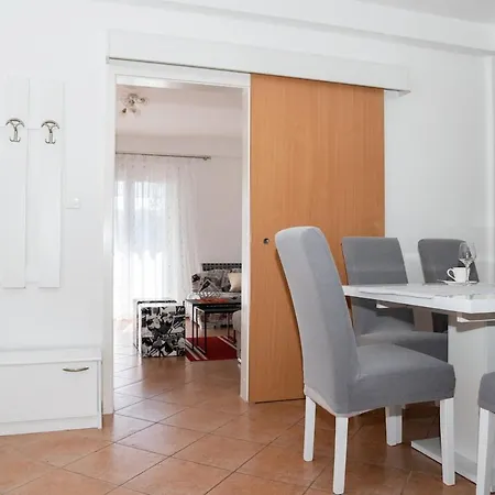 Pretty 2bdr With Terrace, With 2 Bathrooms, 41 דירה