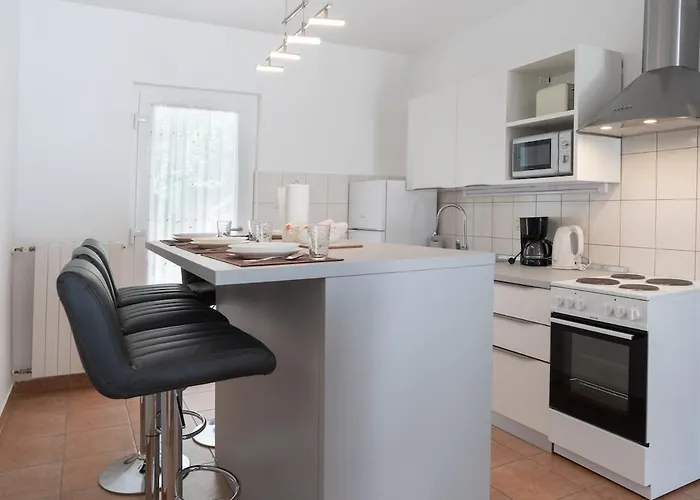 Pretty 2bdr With Terrace, With 2 Bathrooms, 41 * ראבץ