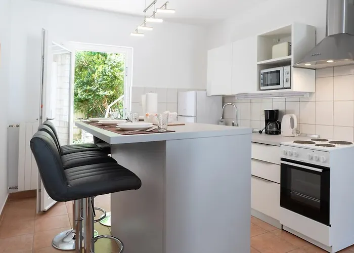 Pretty 2bdr With Terrace, With 2 Bathrooms, 41 * ראבץ