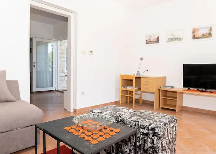 Pretty 2bdr With Terrace, With 2 Bathrooms, 41 דירה